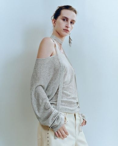  URBAN REVIVO - Áo dệt kim nữ lệch vai phối dây choàng cổ 