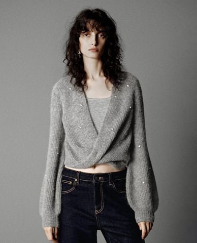  URBAN REVIVO - Áo dệt kim nữ cổ V tay dài đính đá 