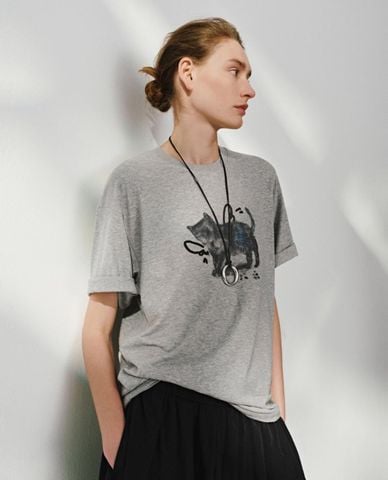  URBAN REVIVO - Áo thun nữ cổ tròn tay ngắn in họa tiết 