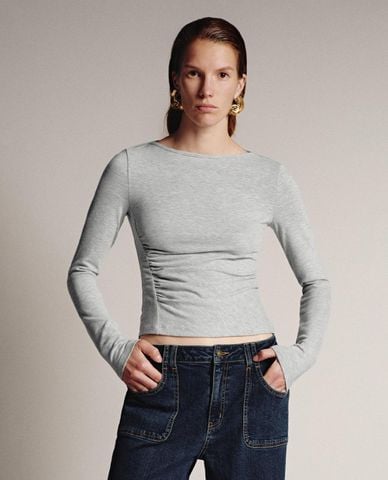  URBAN REVIVO - Áo kiểu nữ cổ tròn tay dài xếp nếp 