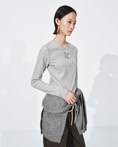  URBAN REVIVO - Áo thun nữ cổ tròn tay dài in họa tiết 