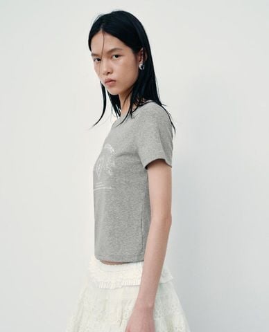  URBAN REVIVO - Áo thun nữ cổ tròn tay ngắn in họa tiết 