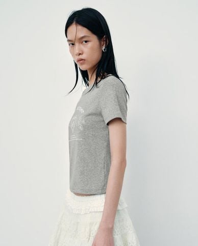  URBAN REVIVO - Áo thun nữ cổ tròn tay ngắn in họa tiết 