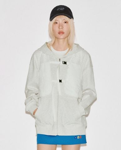  URBAN REVIVO - Áo khoác phối mũ nữ tay dài khoá zip in họa tiết 