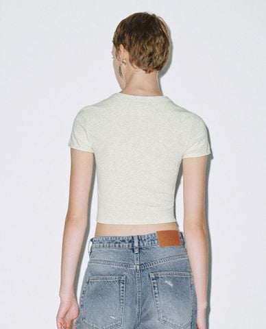  URBAN REVIVO - Áo croptop nữ cổ tròn tay ngắn phom ôm 