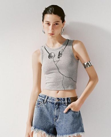  URBAN REVIVO - Áo ba lỗ nữ cổ tròn phối hình in cá tính 