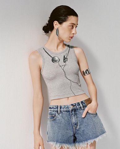  URBAN REVIVO - Áo ba lỗ nữ cổ tròn phối hình in cá tính 