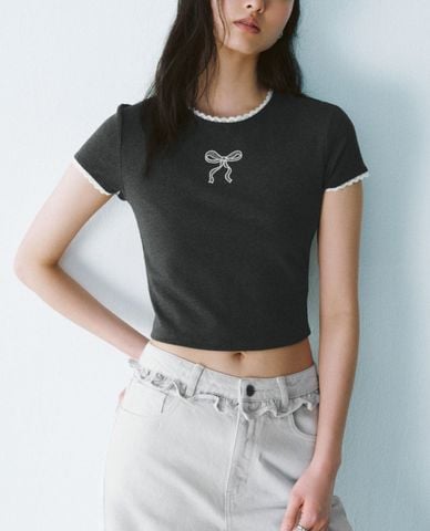  URBAN REVIVO - Áo croptop nữ cổ tròn phối ren 