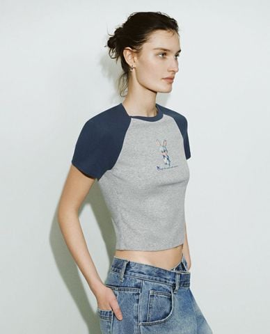  URBAN REVIVO - Áo thun nữ cổ tròn tay ngắn phom ôm 