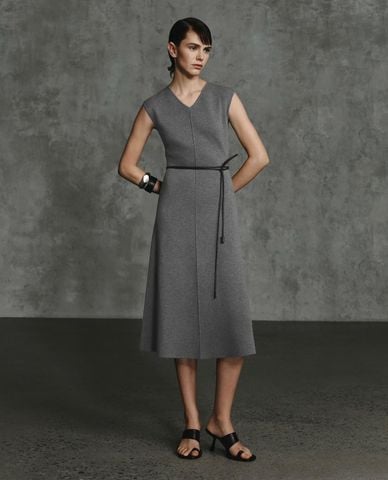  URBAN REVIVO - Đầm sát nách midi cổ V phối dây lưng 