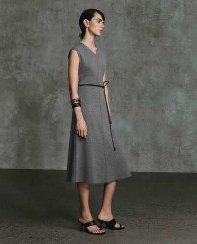  URBAN REVIVO - Đầm sát nách midi cổ V phối dây lưng 