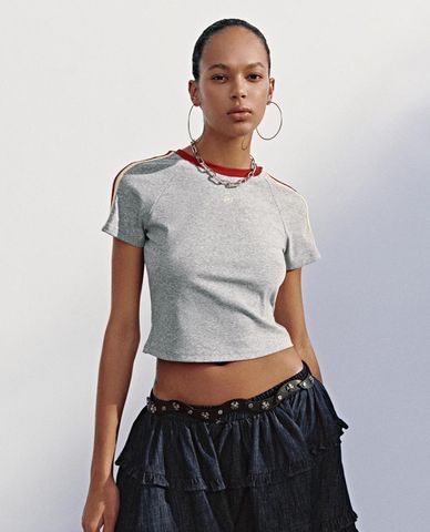  URBAN REVIVO - Áo croptop nữ tay ngắn phối viền 