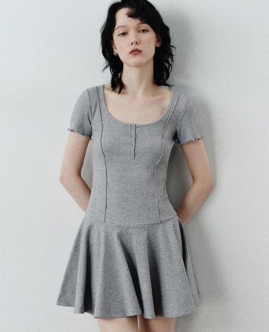  URBAN REVIVO - Đầm mini cổ tròn tay ngắn dáng xòe 