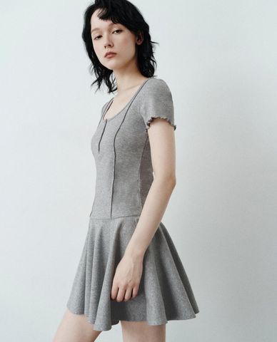  URBAN REVIVO - Đầm mini cổ tròn tay ngắn dáng xòe 