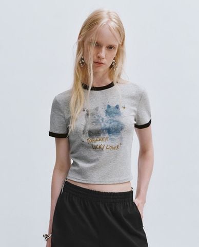  URBAN REVIVO - Áo croptop nữ cổ tròn tay ngắn in họa tiết 