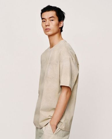  URBAN REVIVO - Áo thun nam cổ tròn tay ngắn phối túi 