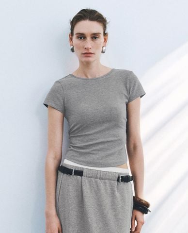  URBAN REVIVO - Áo thun nữ cổ tròn tay ngắn phom ôm 