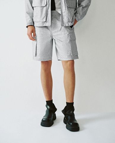  URBAN REVIVO - Quần short jeans nam ngang gối Flap Pocket 