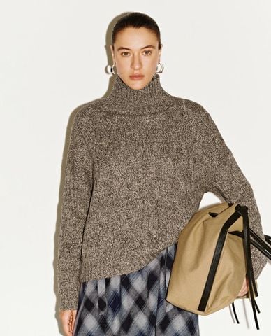  URBAN REVIVO - Áo sweater nữ cổ lọ tay dài phom rộng 