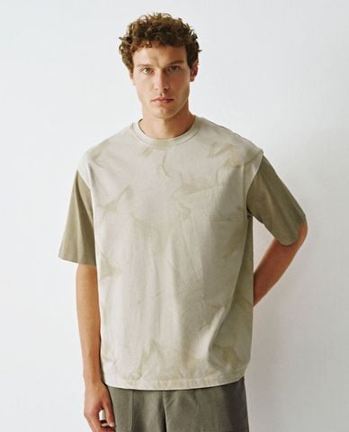  URBAN REVIVO - Áo thun nam cổ tròn tay ngắn họa tiết loang 