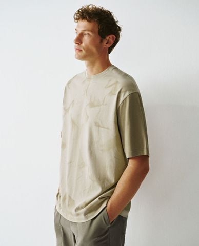  URBAN REVIVO - Áo thun nam cổ tròn tay ngắn họa tiết loang 