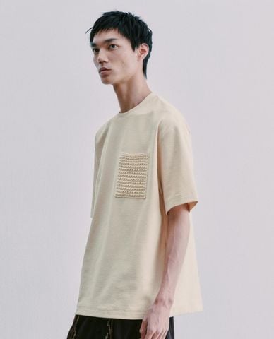  URBAN REVIVO - Áo thun nam cổ tròn tay ngắn phối túi 