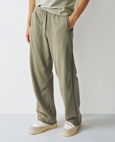  URBAN REVIVO - Quần nam ống rộng lưng thun 