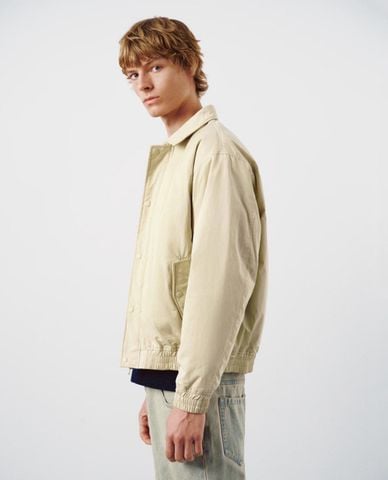  URBAN REVIVO - Áo khoác bomber nam cổ bẻ tay dài phối nút bấm 