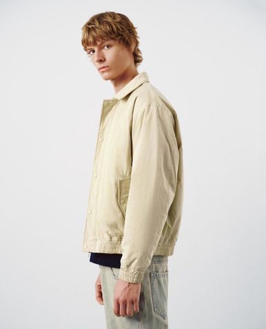  URBAN REVIVO - Áo khoác bomber nam cổ bẻ tay dài phối nút bấm 