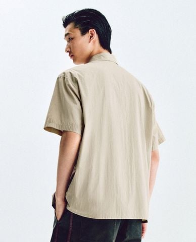  URBAN REVIVO - Áo sơ mi nam tay ngắn phối màu tương phản 