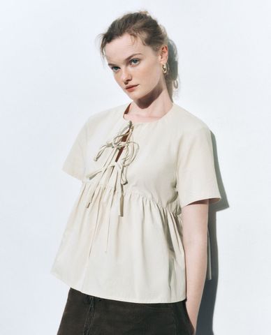  URBAN REVIVO - Áo kiểu nữ cổ tròn tay ngắn dáng xoè Lace Up 