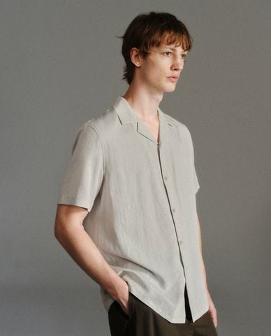  URBAN REVIVO - Áo sơ mi nam cổ bẻ tay ngắn hiện đại 