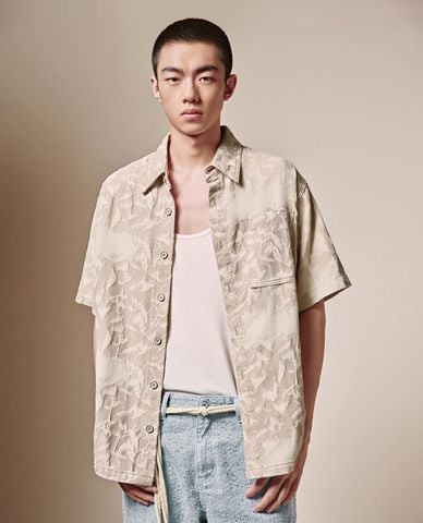  URBAN REVIVO - Áo sơ mi denim nam cổ bẻ tay ngắn 