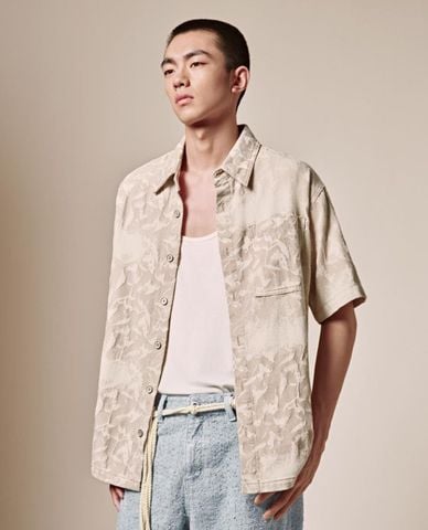  URBAN REVIVO - Áo sơ mi denim nam cổ bẻ tay ngắn 