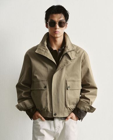  URBAN REVIVO - Áo khoác bomber nam cổ cao phối túi hộp 