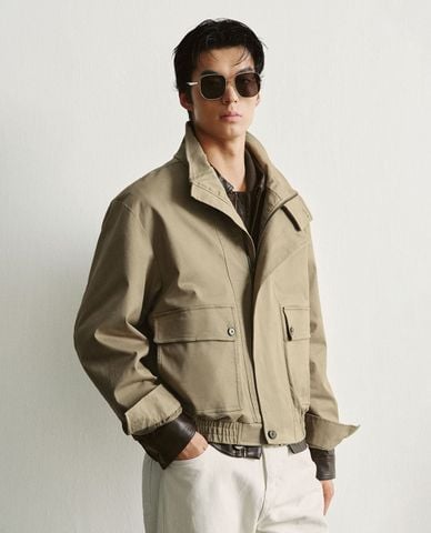  URBAN REVIVO - Áo khoác bomber nam cổ cao phối túi hộp 