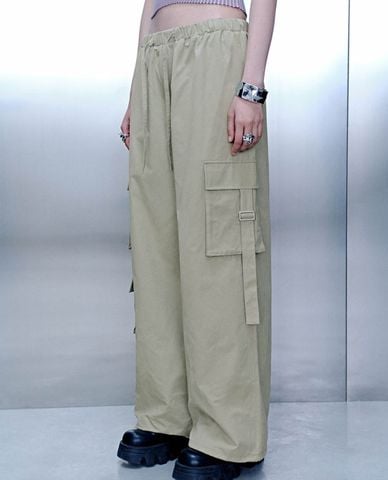  URBAN REVIVO - Quần nữ ống rộng lưng thun phối túi 