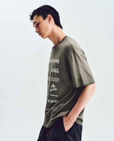  URBAN REVIVO - Áo thun nam cổ tròn tay ngắn in họa tiết 