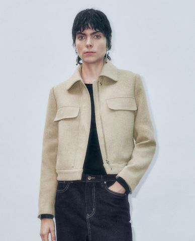  URBAN REVIVO - Áo khoác croptop nữ cổ bẻ tay dài phối zip Flap Pocket 