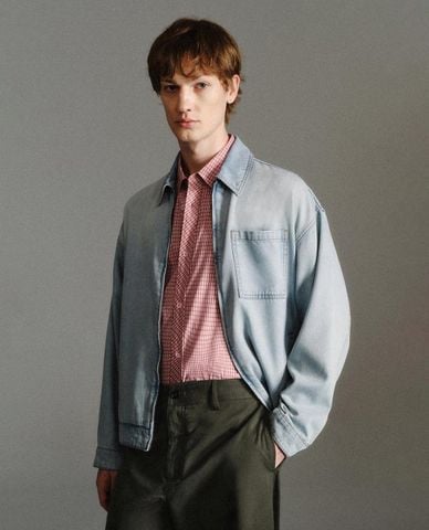  URBAN REVIVO - Áo khoác denim nam túi hộp khoá zip 