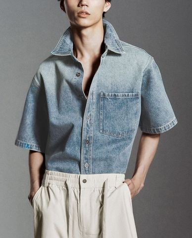  URBAN REVIVO - Áo sơ mi denim nam cổ bẻ tay ngắn trẻ trung 