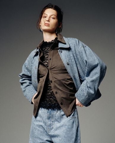  URBAN REVIVO - Áo khoác denim nữ cổ bẻ phối túi 