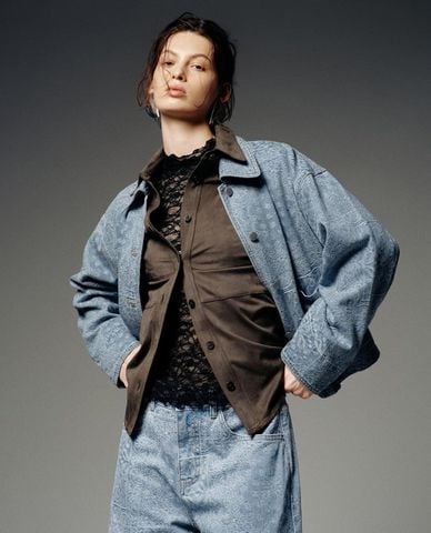  URBAN REVIVO - Áo khoác denim nữ cổ bẻ phối túi 