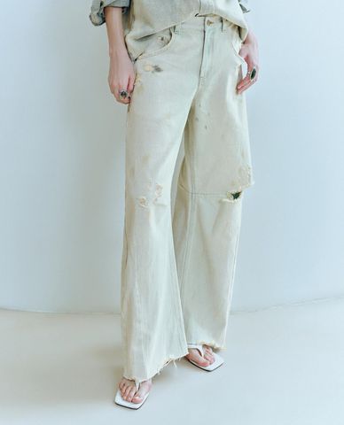  URBAN REVIVO - Quần jeans nữ ống rộng rách gối 