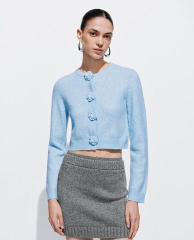  URBAN REVIVO - Áo cardigan nữ cổ tròn tay dài đính hoa nổi 