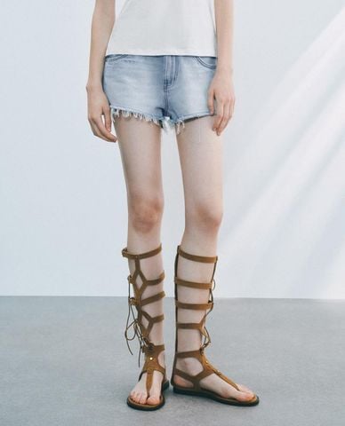  URBAN REVIVO - Quần shorts jeans nữ gấu tua rua 