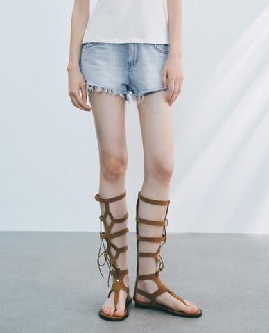  URBAN REVIVO - Quần shorts jeans nữ gấu tua rua 