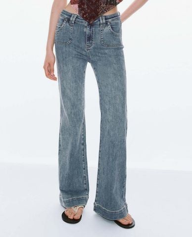 URBAN REVIVO - Quần jeans nữ ống loe cổ điển 