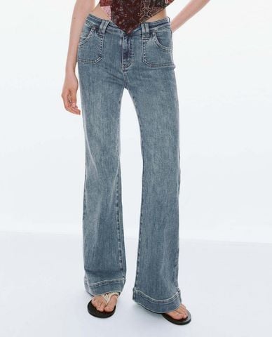  URBAN REVIVO - Quần jeans nữ ống loe cổ điển 
