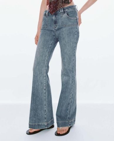  URBAN REVIVO - Quần jeans nữ ống loe cổ điển 